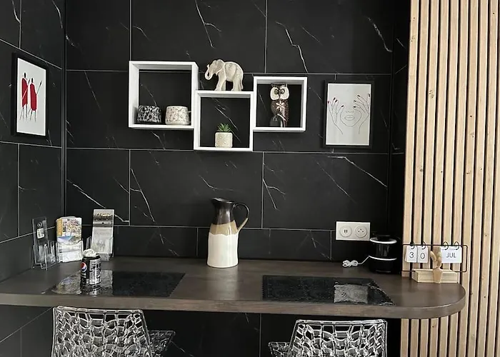 Jouxtant Le Canal Du Midi Trèbes